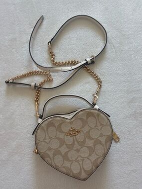 Coach Heart Crossbody Bag Signature Canvas Light Khaki CJ450 READ